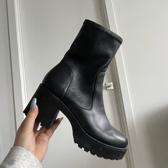 Heeled ankle boots - Picture 1 of 4